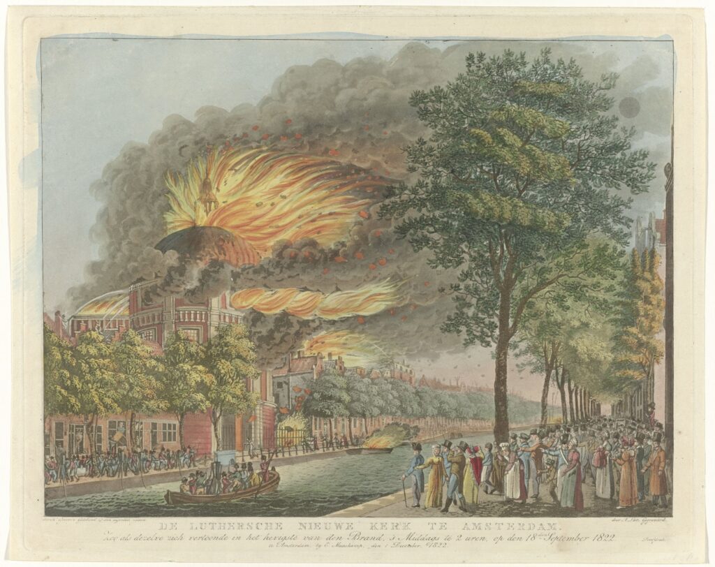 Handgekleurde prent van de brand in de Nieuwe Lutherse Kerk in 1822