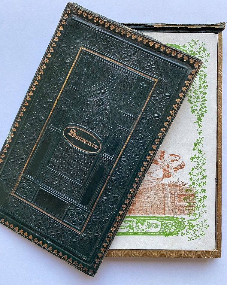 Doodje in de vorm van een boekje met losse blaadjes, vriendenalbum met de titel Souvenir, karton met neogotische decoratie in blind- en goudstempeling