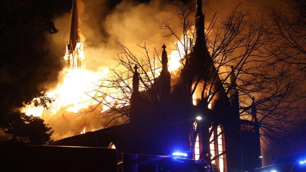 Foto van de brandende congregatiekapel in Veghel op 1 januari 2023