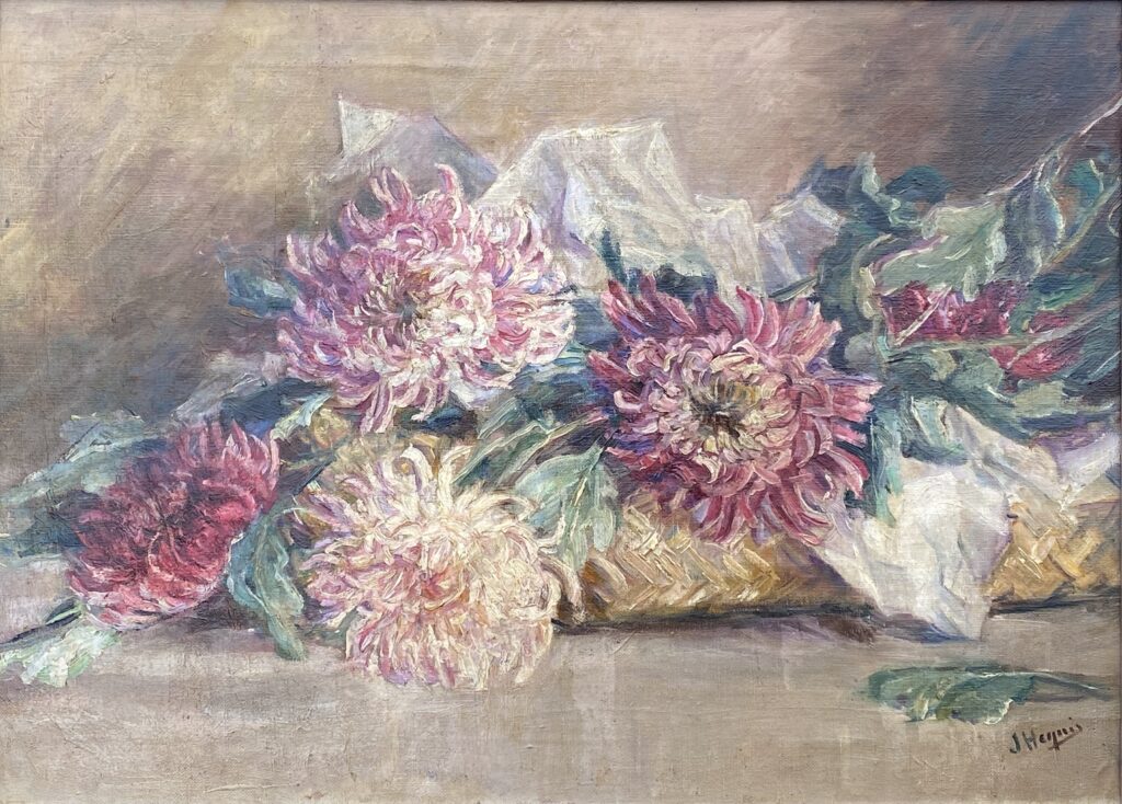Een olieverfschilderij toont enkele paars-roze bloemen liggend op een witte doek in een mand op een vlakke ondergrond