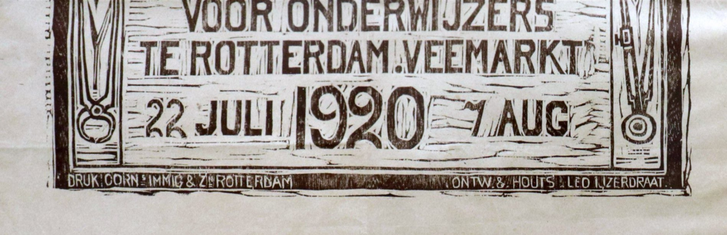 Detail van een reclameposter, uitgevoerd in houtsnede, afgedrukt in litho, met daarop de tekst dat ontwerp en houtsnde van Leo Ijzerdraat zijn en de druk van Corn Immig & Zoon Rotterdam