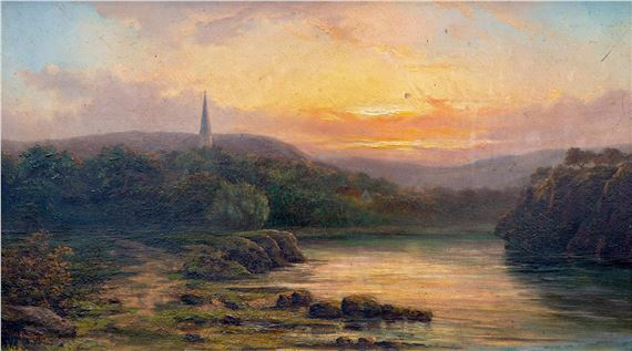Een schilderij toont een rivier in een heuvelachtig landschap met bomen die worden verlicht door een ondergaande zon achter een wolkendek.