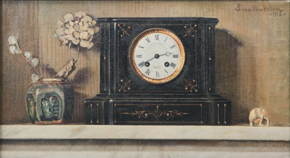 Stilleven in liggend formaat van een witte natuurstenen schouw met daarop een zwarte gedecoreerde pendule, wijzers op tien over half drie. Links ervan staat een gemberpot met enkele bloementakken en rechts een  klein beeldje van een olifant.