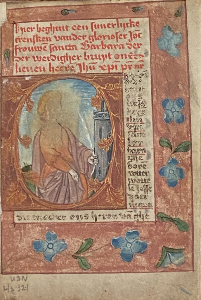 Op een pagina in een getijdenboek wordt een gebed aangeheven tot de heilige Barbara. De eerste letter van het gebed is een O met daarin een voorstelling van Barbara. Ze is afgebeeld tot haar knieën, gekleed in een lang gewaad van oranje stof met daar overheen een paarse mantel. In haar handen heeft ze een palm als teken van haar martelaarschap. Achter haar staat een toren. Haar gezicht is echter zo veelvuldig aangeraakt dat het volledig vervaagd is.