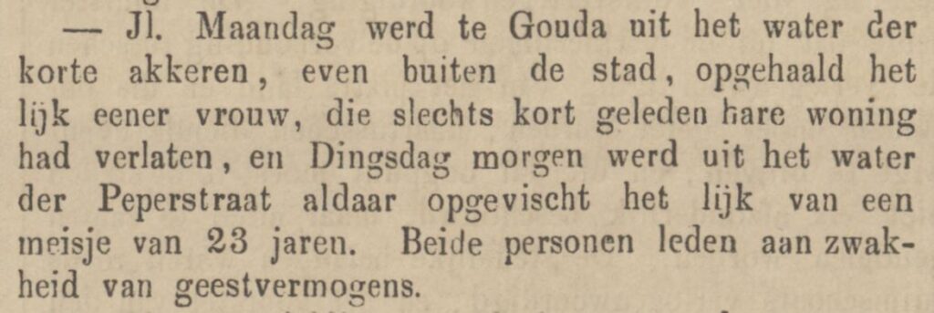 Een krantenbericht meldt twee verdrinkingen in de stad Gouda, een in het water van de Korte Akkeren en de ander in de gracht van de Peperstraat.