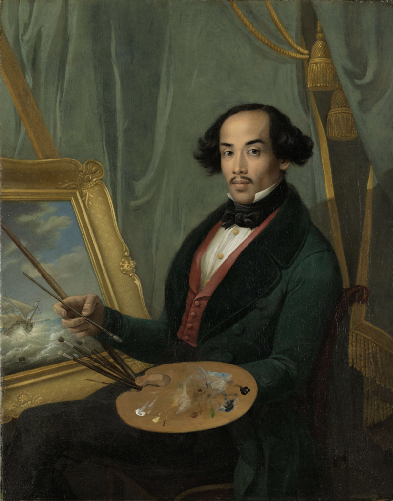 Een schilderij toont een Indische man voor een schildersezel met daarop een voltooid schilderij van een schip op een woeste zee. De man heeft in zijn linkerhand een palet en penselen en in zijn rechterhand een schilderstok.