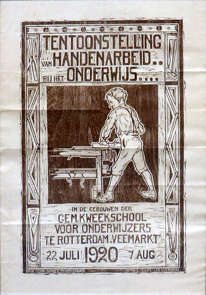 Reclameposter, uitgevoerd in houtsnede en afgedrukt in litho, met daarop een schavende jongen achter een werkbank en daarboven de tekst Tentoonstelling van Handenarbeid bij het Onderwijs, en daaronder In de gebouwen der Gem. Kweekschool voor Onderwijzers te Rotterdam, Veemarkt, 22 juli 1920 7 aug