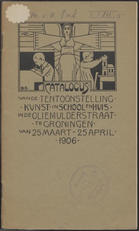 Omslag van een boek waarop twee kinderen zijn afgebeeld die met de ruggen naar elkaar toe zitten. De een schrijft of tekent en de ander bouwt. Tussen hen in staat een engel die de armen boven de hoofden van de kinderen uitstrekt.