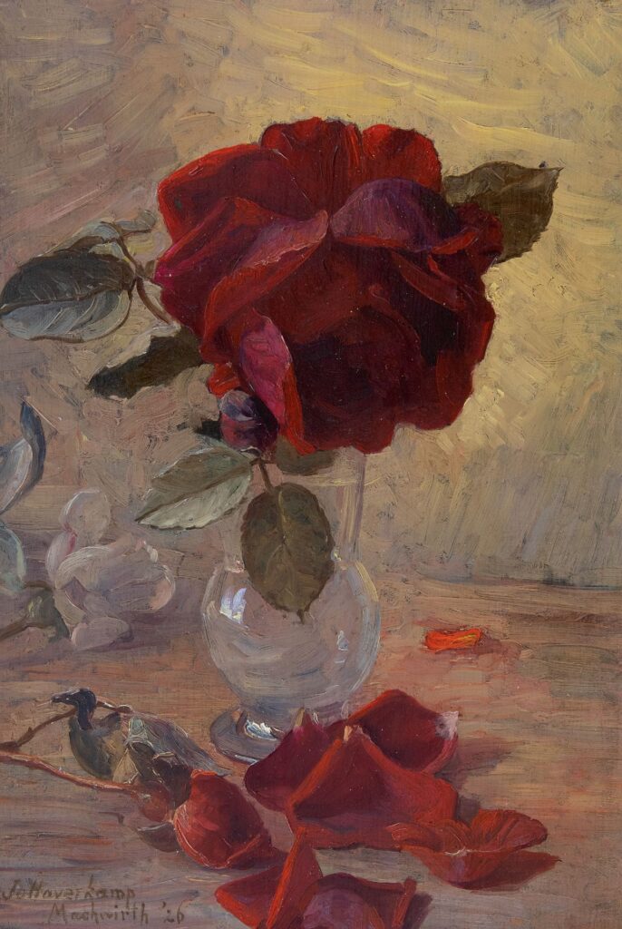 Schilderij in staand formaat van een glazen vaasje met een enkele roos waarvan de bloem naar beneden hangt. Daaronder liggen enkele rozenblaadjes.