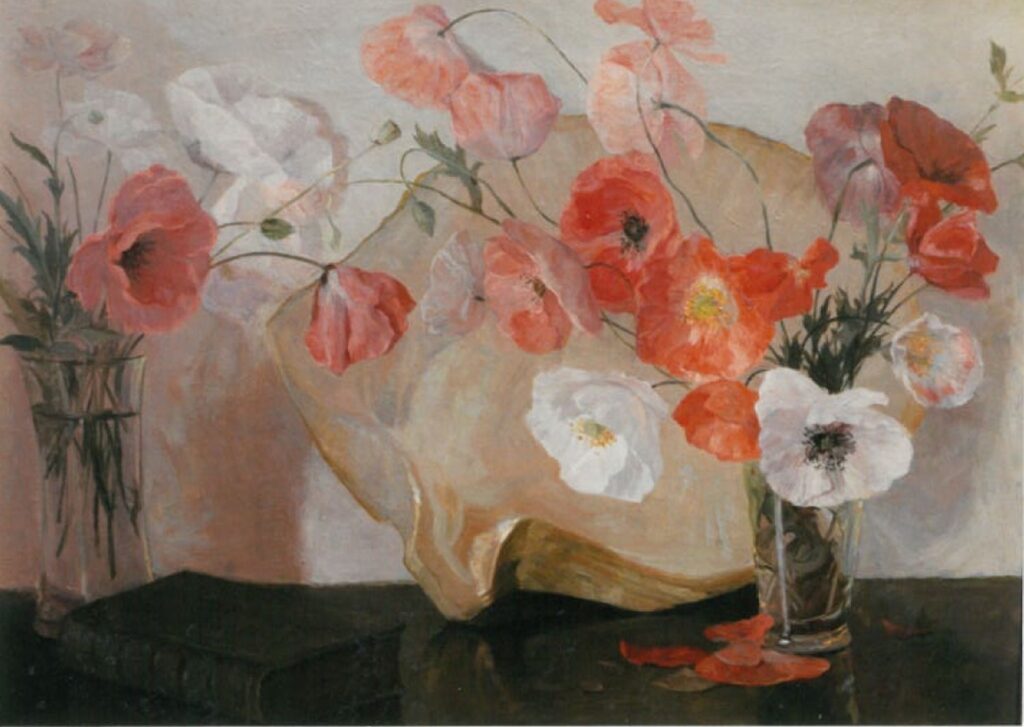 Schilderij in liggend formaat met twee glazen vaasjes met daarin witte en oranjerose klaprozen. Tegen de wand erachter staat een grote schelp en daarnaast ligt een gesloten boek.