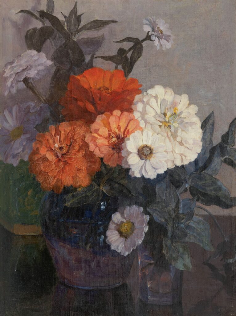 Schilderij in staand formaat met daarop een vaas met een bos van witte en oranje bloemen. Daarvoor staat een klein glas met een bloem en achter de vaas staat een gemberpot.