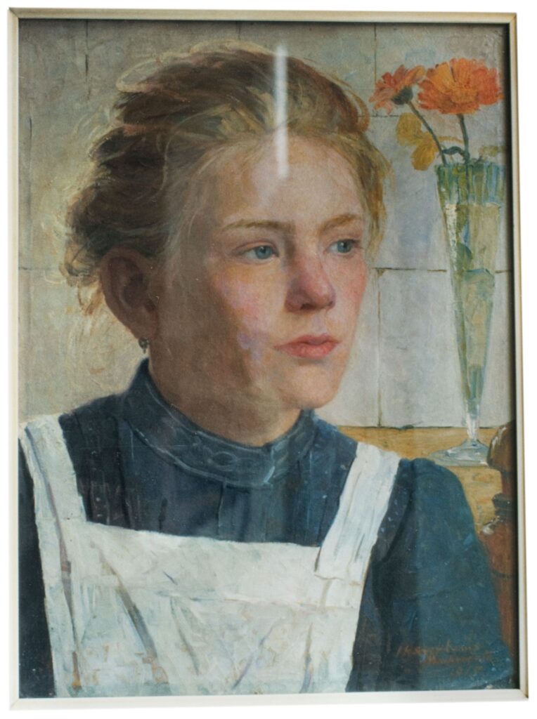 Schilderij in staand formaat met het portret van een meisje met wit schort over een blauwe blouse. Achter haar staat een hoge kelkvormige vaas op een voetje met daarin een oranje bloem tegen de achtergrond van witte tegels., 