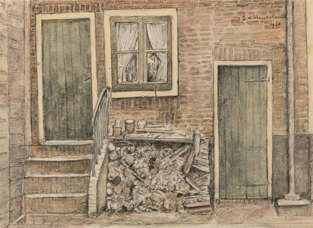 Gekleurde tekening van twee deuren die uitkomen op een binnenplaats, de een gelijkvloers, de ander met een trapje ervoor. Tussen de deuren zit een raam met witte gordijntjes die naar onderen wijken. Tegen de muur onder het raam ligt een stapel brandhout.