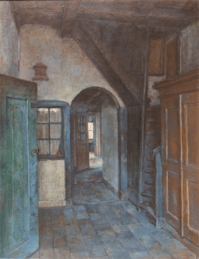 Schilderij in staand formaat met een donker interieur in een oud huis. Rechts staat een houten kast, met daarachter een smalle houten trap naar boven, daaronder een deuropening naar een gang die leidt naar een andere lichtere ruimte.