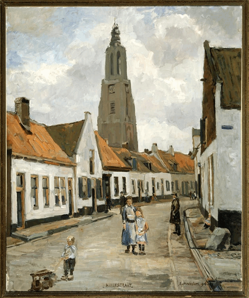 Schilderij in staand formaat met zicht op een brede straat met lage arbeidershuisjes aan weerszijden, witgepleisterde muren en rode daken. Daarachter rijst hoog een gotische kerktoren. De lucht is bewolkt. Op straat staan een jonge vrouw en een meisje met schorten  naast elkaar. een klein jongetje met een wagentje aan een touw en een man in zwarte overjas.