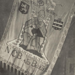 Zwart-wit foto van een vaandel met voorstelling van een tronende Petrus