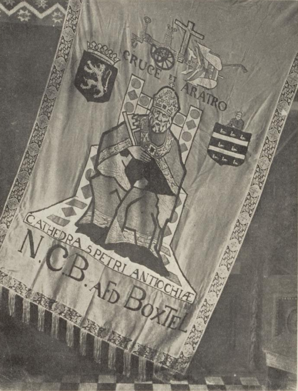 Zwart-wit foto van een vaandel met voorstelling van een tronende Petrus
